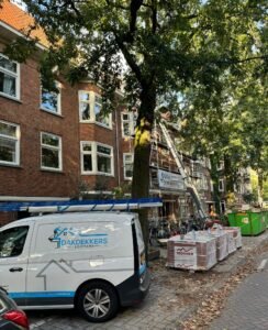 Ervaren dakdekkers in Amsterdam aan het werk