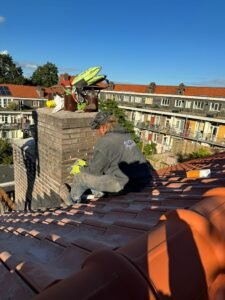 Kapotte schoorsteenkappen vervangen in Amsterdam