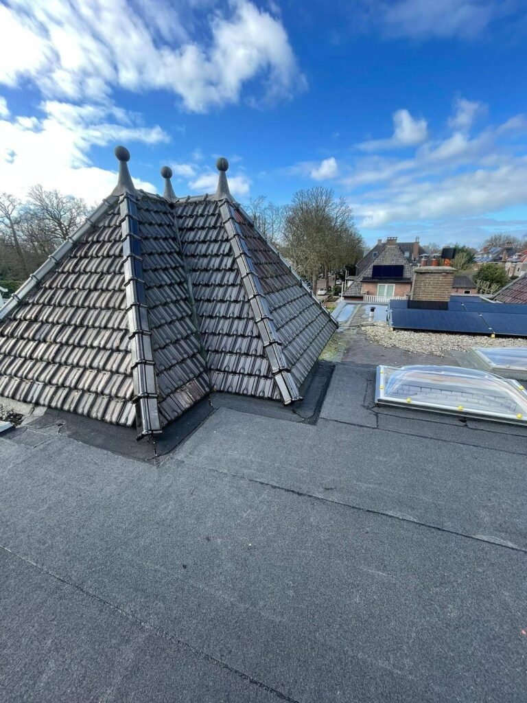 Daklekkage reparatie na zware regen in Amsterdam